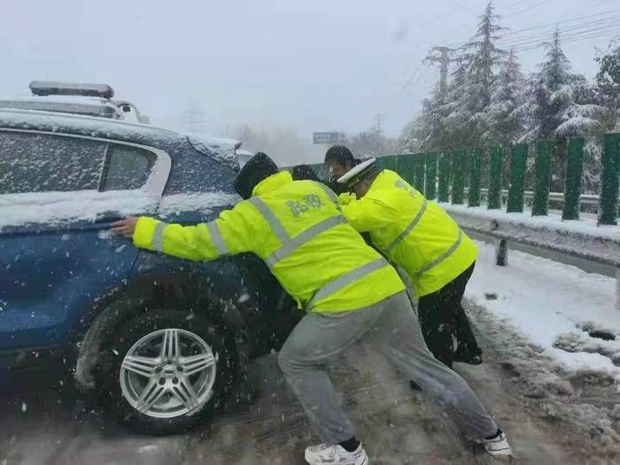 群众|最美“雪”警 长清民警帮助群众解决困难