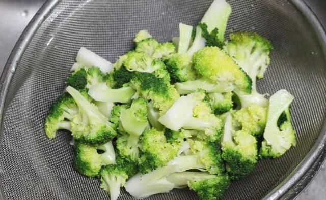 满分|总嫌炒西兰花味道太寡淡原来调料没放对,这么做,美味指数满分