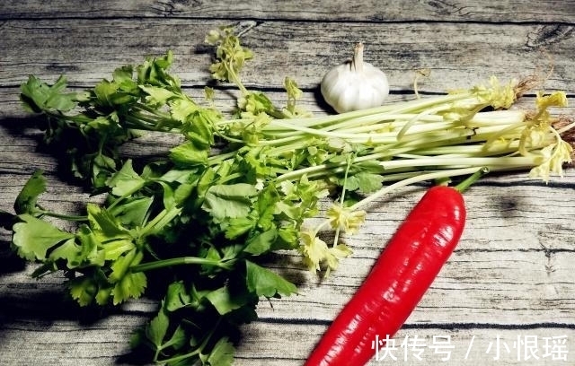 窍门|炒芹菜也有窍门，只要多一步，芹菜香嫩不变色，还很入味！