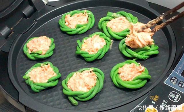 夏天我家豆角从不炒着吃，煎一煎8分钟就上桌，比红烧肉还解馋