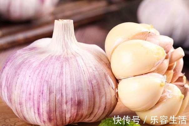 技巧|新蒜大量上市,教你2个保存技巧,趁着新鲜多买点,够吃一整年