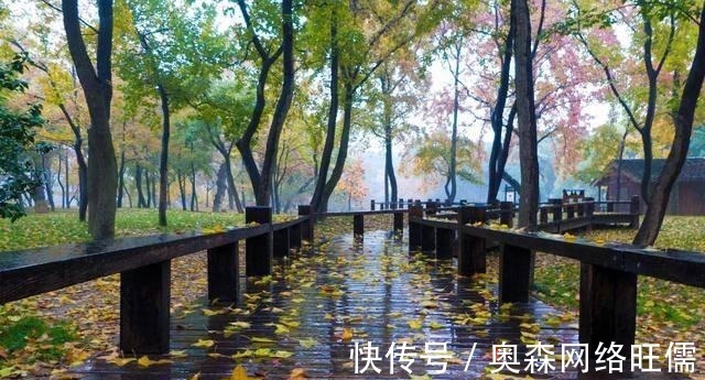 古河山!纳兰性德这首词真是美翻了:“一往情深深几许?深山夕照深秋雨”