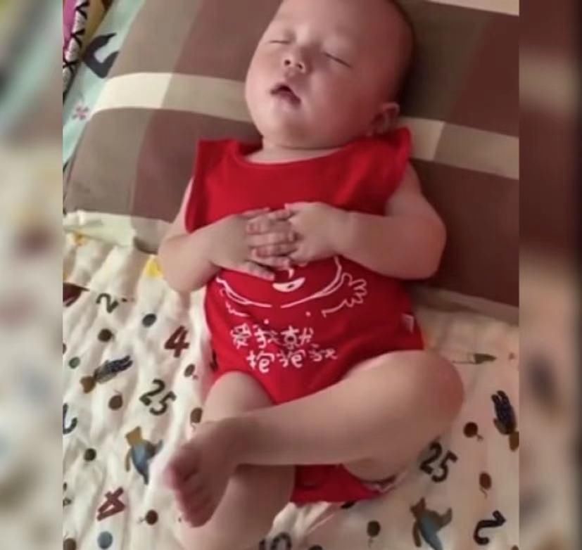 性格|萌娃睡觉“跷二郎腿”的独特姿势火了，网友：看起来也太安逸了吧