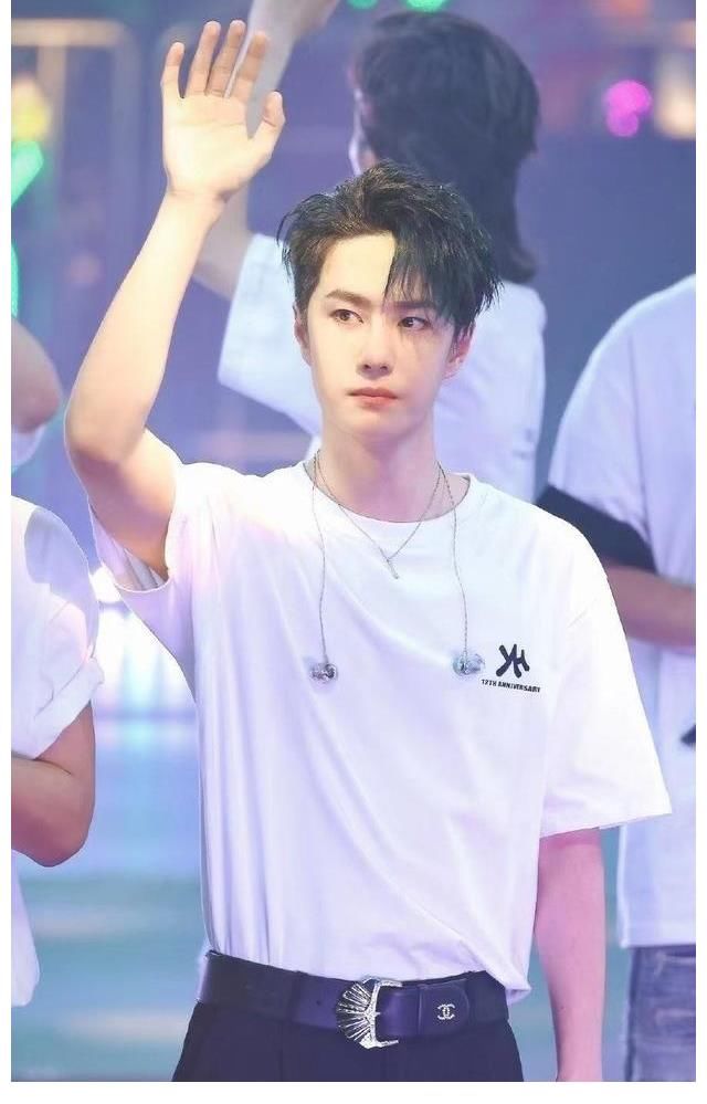 家族|王一博“綠色環(huán)保”家族演唱會(huì)，一曲《無(wú)感》扭到你心里了沒(méi)？