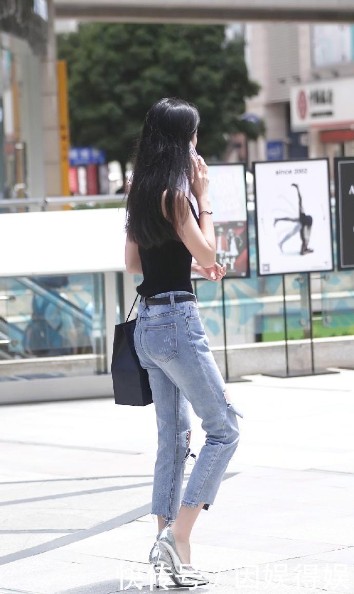 街拍：紧身衣搭配破洞裤，并不是谁穿上都行的