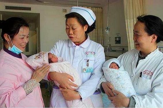 位父亲|双胞胎出生,同一个妈却有两个爹,医生:几率比中彩票还低