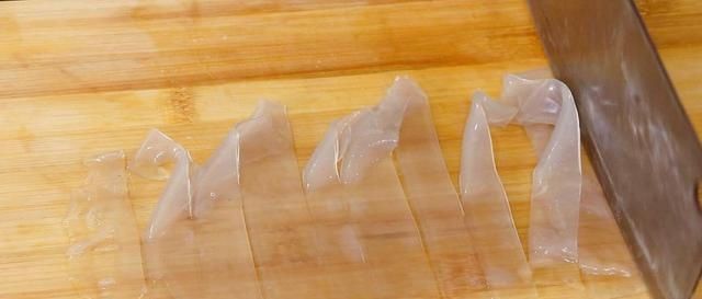 比例|做凉皮太复杂了,教你一种懒人做法,掌握淀粉水的比例很重重要