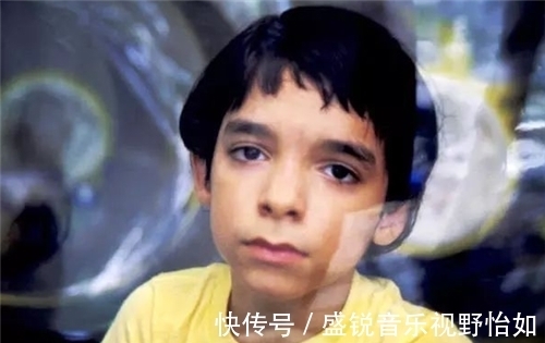 宇航服|美国“泡泡男孩”:12岁才走出隔离膜,在临终前第一次亲吻了妈妈