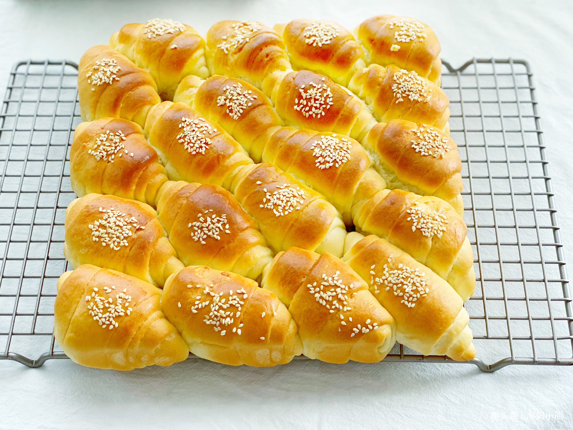 用了九年的面包配方,奶香浓郁又拉丝,做法简单,比买的好吃