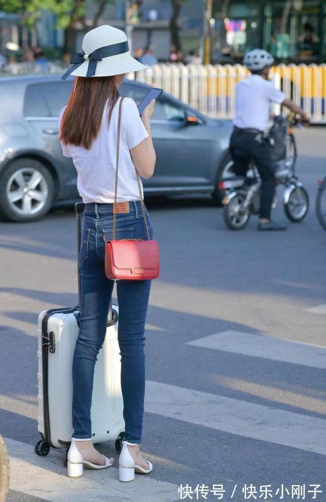 小姐姐 淡黄色的连衣裙舒适大方,简约大气,素雅大方穿着轻松自如