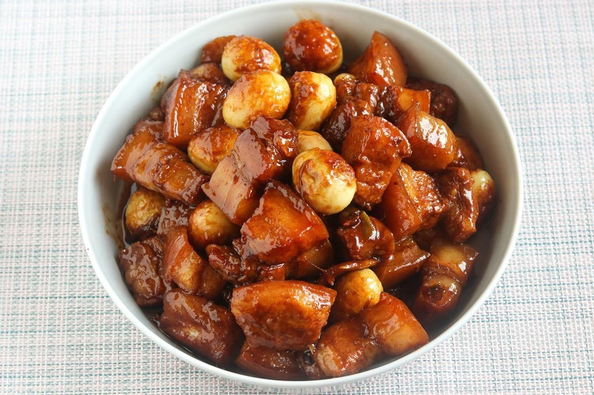 红烧肉经典的做法,颜色红亮诱人,看着就想吃,一口一块太过瘾了