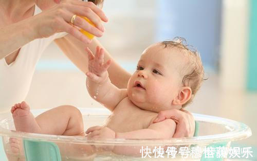 沐浴露|4种给宝宝洗澡的错误方式,第一个很常见,最后一个易忽视