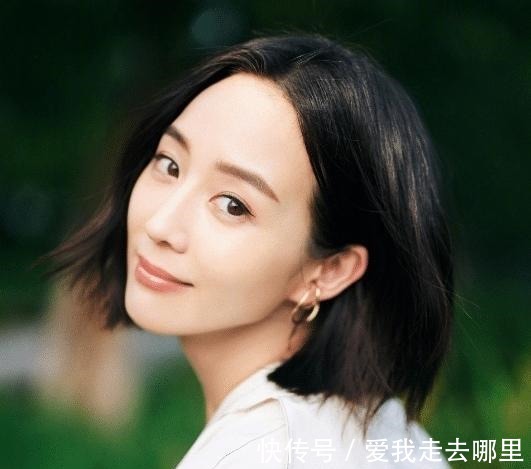 简下繁 张钧甯为了美豁出去了,衬衫穿一半把吊带露出来,反而显得很高级!