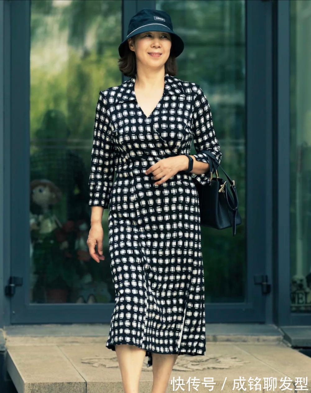 色彩|这位65岁奶奶的穿搭真养眼,端庄优雅不做作,时尚感不输年轻人