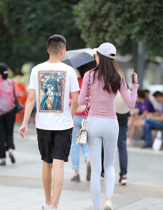 修身塑形的瑜伽裤,搭配一件收腰打底,显瘦还提升活力感