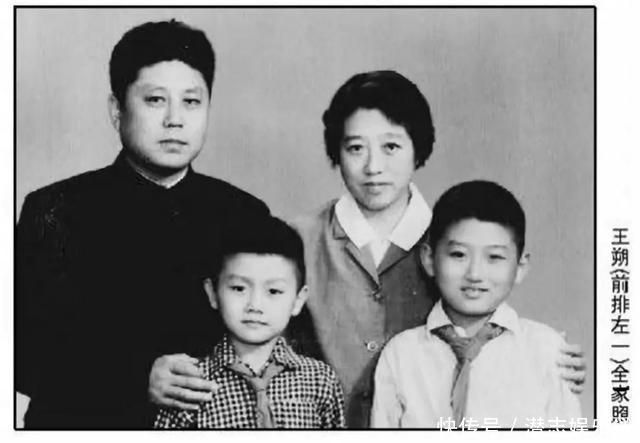 少年缺爱,王朔与母亲结怨30年,一生都在治愈童年