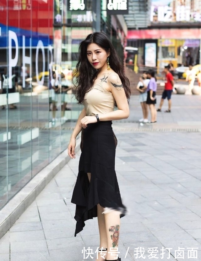 街拍:美女穿连衣裙上街,时尚漂亮!美到没朋友!