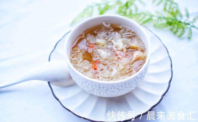 银耳雪梨羹|秋天多喝银耳雪梨汤,清甜滋润,炖一锅,全家都能喝