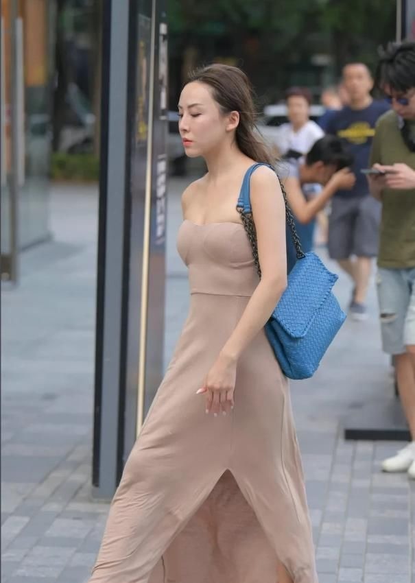 肉色 表姐这“肉色”连衣裙,把气质提升了一个档次