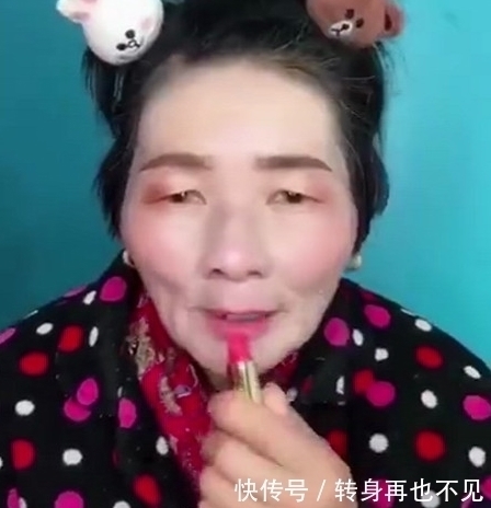 奇闻:老奶奶做美妆博主,化起妆来路子超野,网友:活的不如奶奶