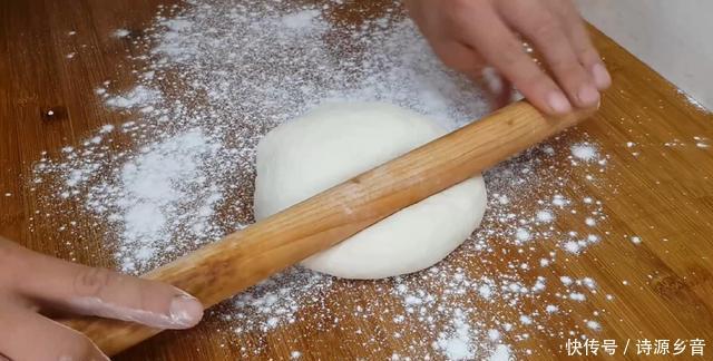 金丝手抓饼|面粉这样做太香了,开水一烫,做出创意手抓饼,做一次三天不起早