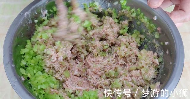 好吃|肉包子这样做太好吃了，学会这样调肉馅，包子松软鲜香，好吃解馋