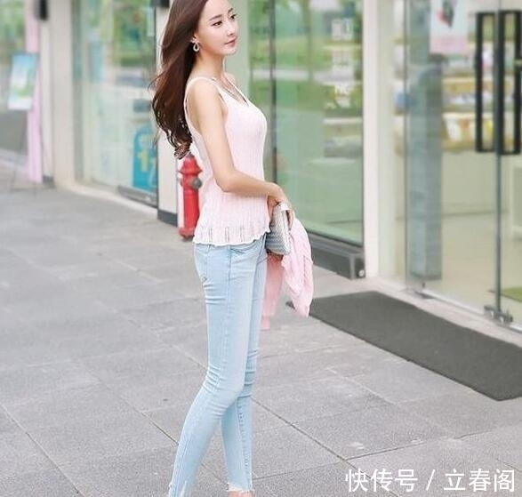 街拍:牛仔裤模特,穿粉色外套,内搭白色背心,秀出双腿的线条