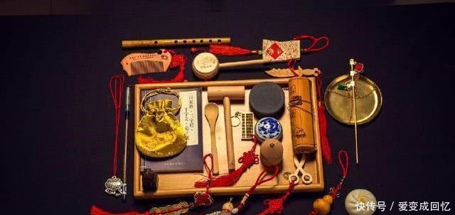 胡乱|胤禛一岁抓周拿了毛笔,在纸上胡乱画了一字,可惜康熙当时没在意