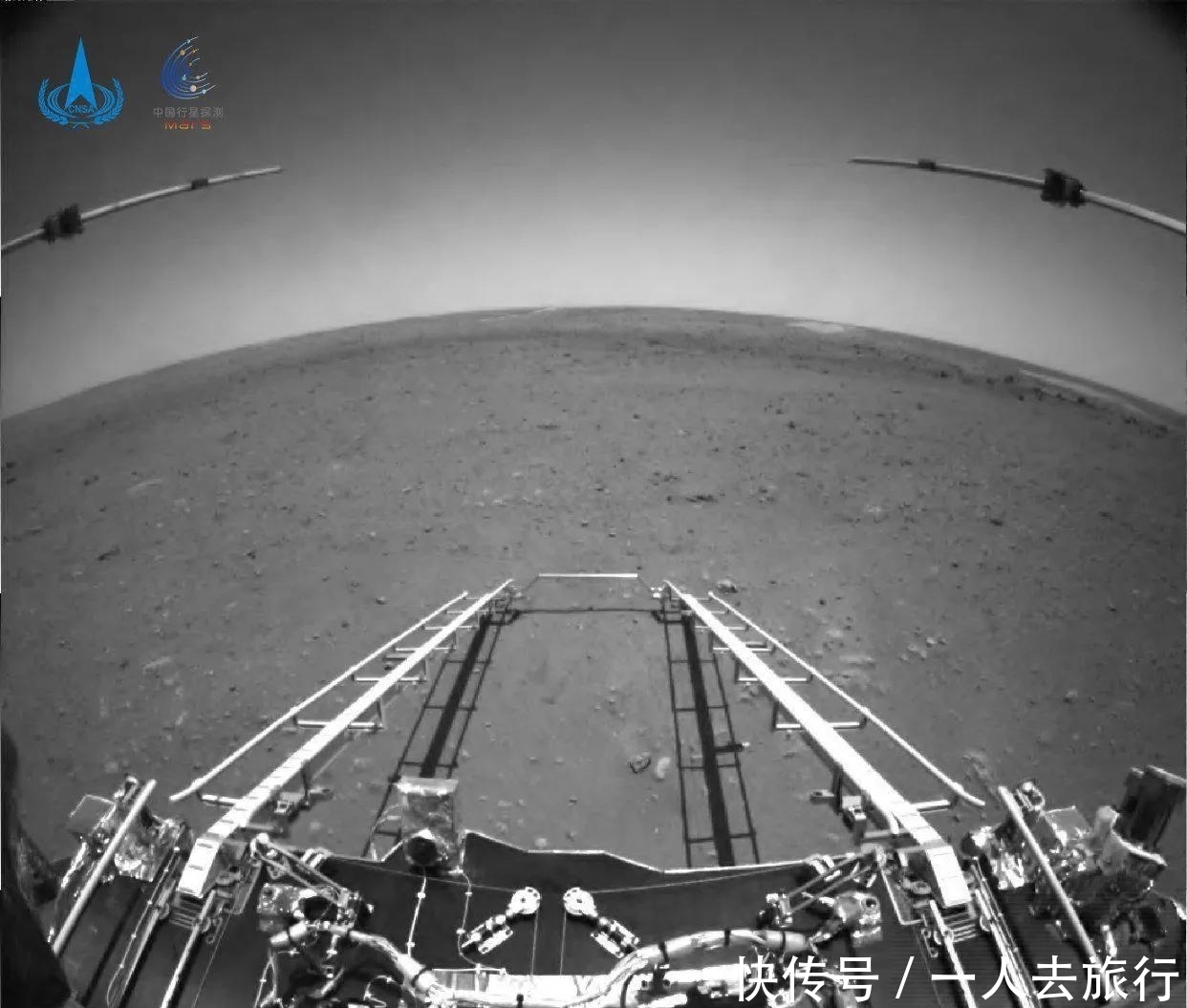 照片 火星近照来了!有网友疑问,为何和海盗二号拍摄的照片有差异?