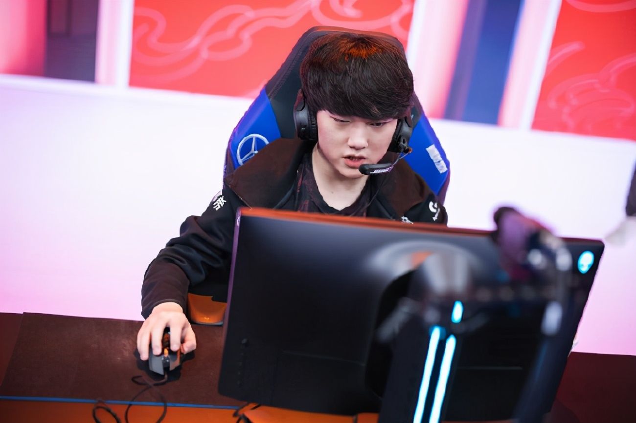 LPL|LPL全明星，网友恶搞AD位投Theshy，狼行投出最佳中单