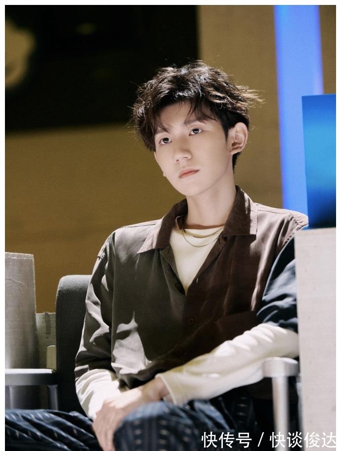 邓紫棋录节目时口红粘牙,王源暖心提醒,和王嘉尔转圈好欢乐