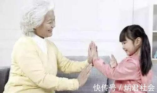 老人|为什么奶奶越来越遭嫌弃,姥姥却成为带娃主力军?理由其实很现实