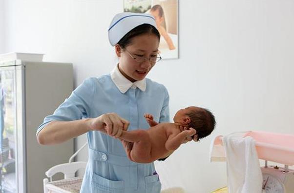 性别|产房里,妈妈看眼“性别”,新生儿被直接抱走,为什么这么匆忙