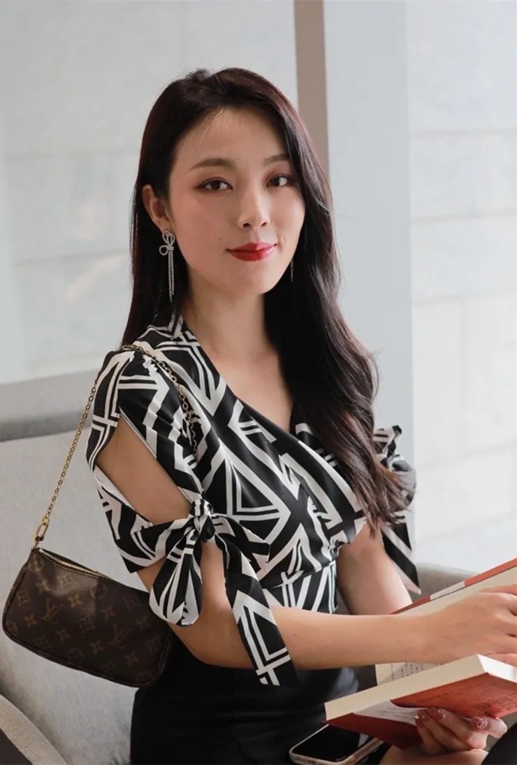 运动衫 演绎女生优雅与唯美的搭配,散发着迷人的韵味,气质出众秀色可餐