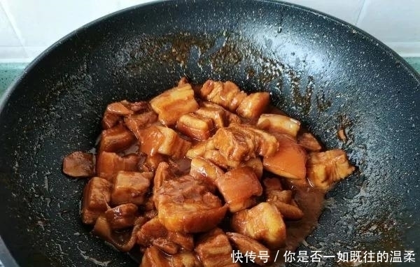 红烧肉|做红烧肉,最忌焯水和用水炖了,教你一招,肥而不腻,太解馋了!