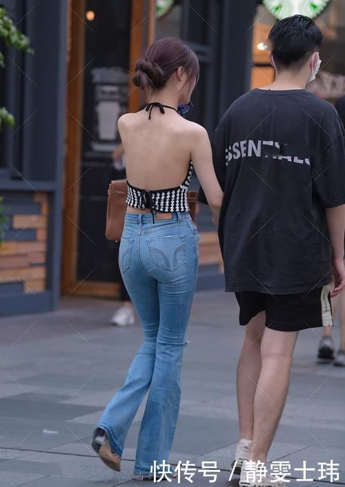 黑白针织吊带搭配破洞牛仔裤,款式独特,尽显时尚感