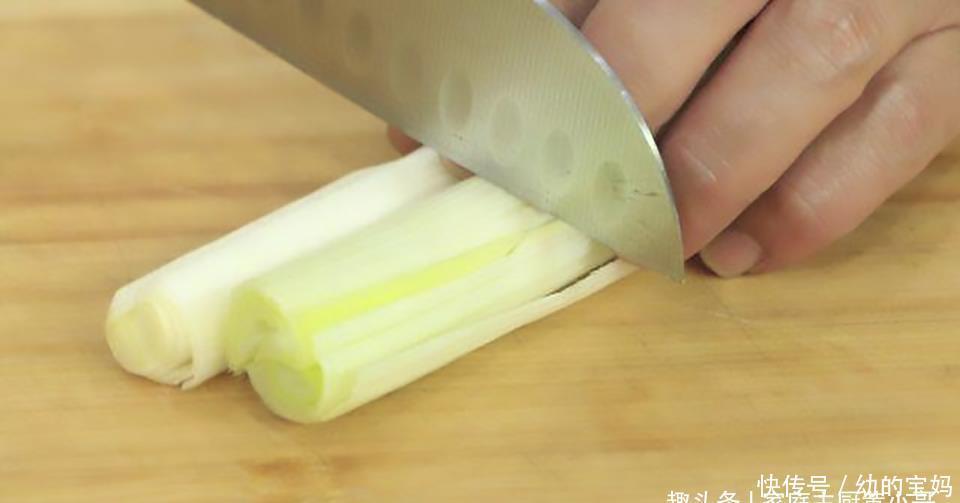 香味|做酱大骨用不用焯水,大厨教你正确做法,香味浓郁肉软烂,太香了