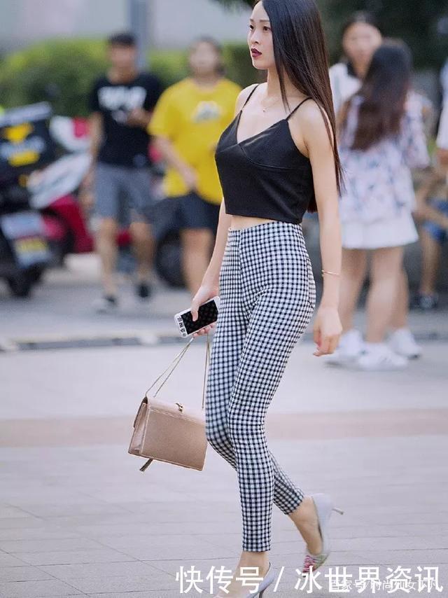 春夏时节,吊带是一款极具“气质”和“性感”的单品