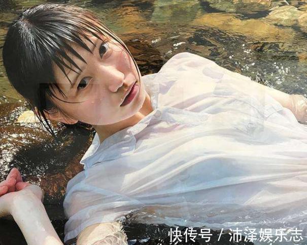 幅画作#日本“水中少女”图,因太逼真被争相收藏,网友忍不住想放大看