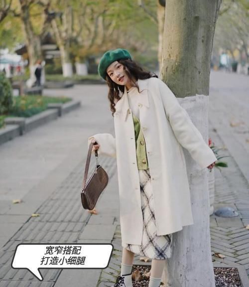 最近火了一种新搭配,叫“袜子+靴子”,显高又拉腿,时髦精必备