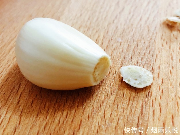 泡腊八蒜,直接加醋就错了,牢记2个关键,12小时就绿,酸辣脆爽