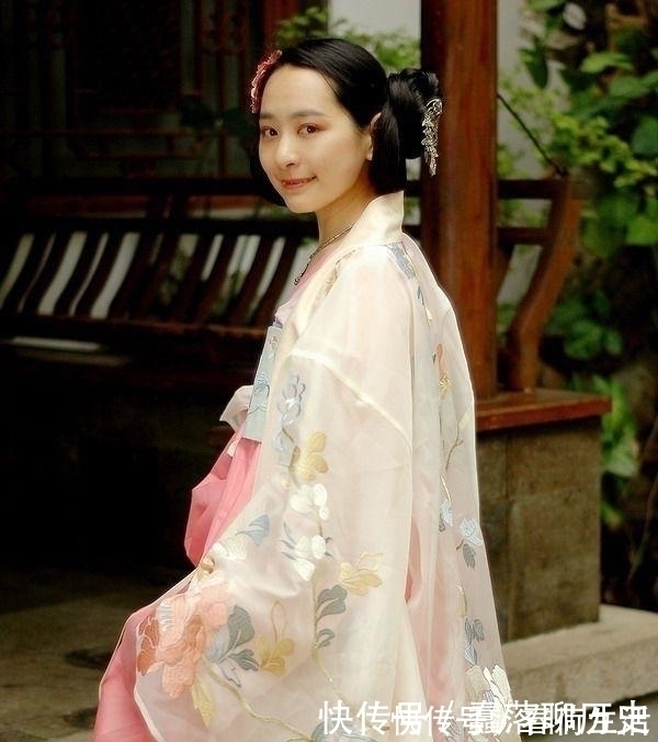 封建社会#在社会发展的现在,穿汉服出门会觉得怪异吗?你怎么看