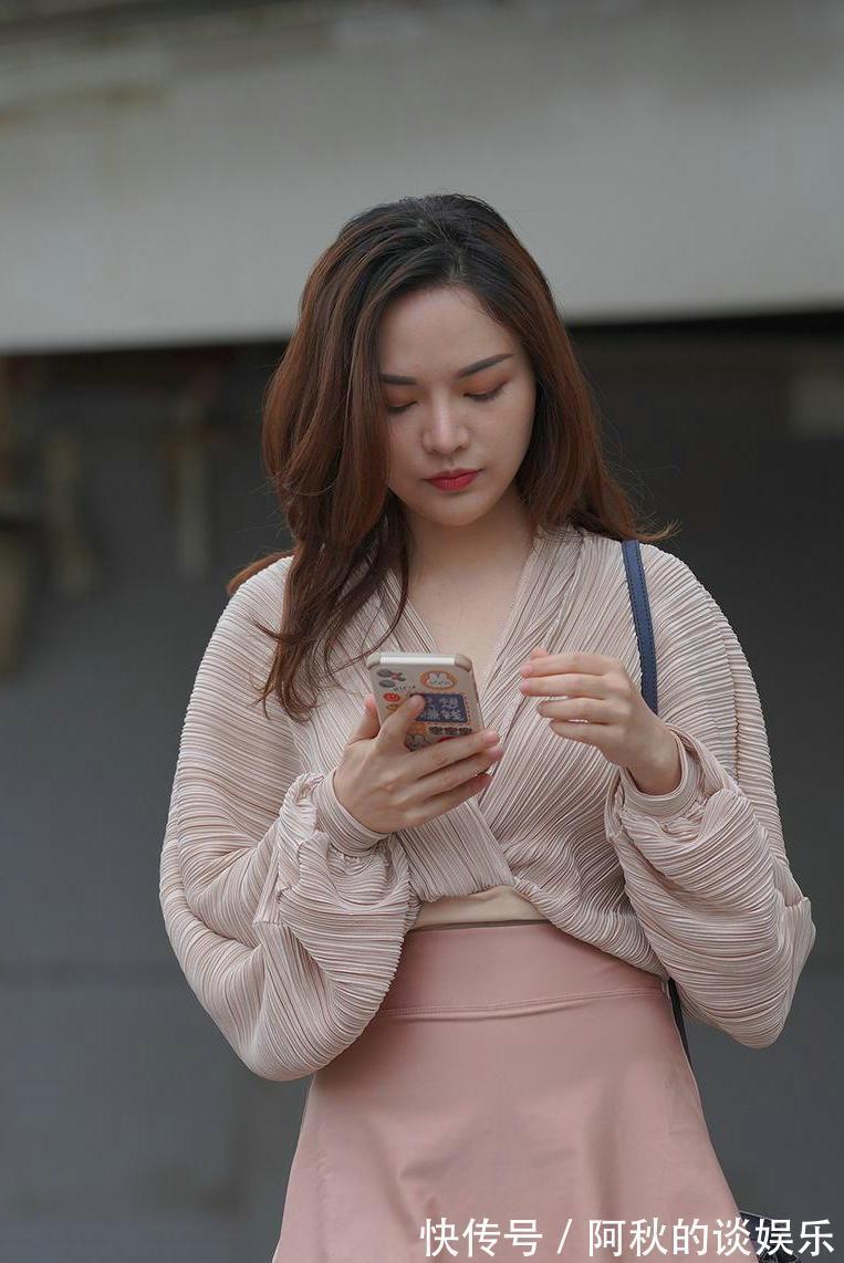 半身裙|挑选半身裙的时候,最好选择高腰款式,百褶裙就非常不错