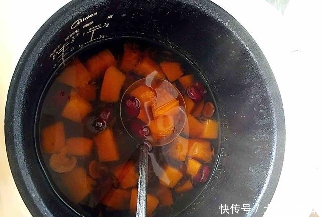入冬后,女人常喝这碗汤,脸色红润、气色佳,营养媲美阿胶!