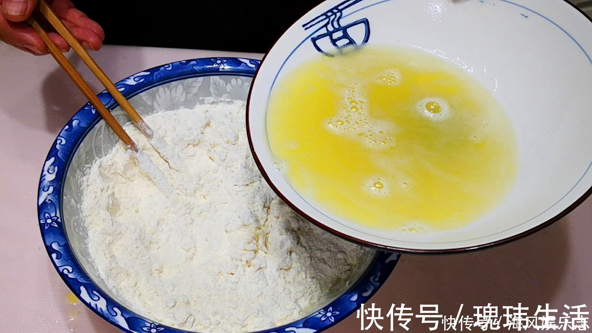 白菜饺子好吃有秘诀，学会如此调馅，味道格外鲜美，味精都省了