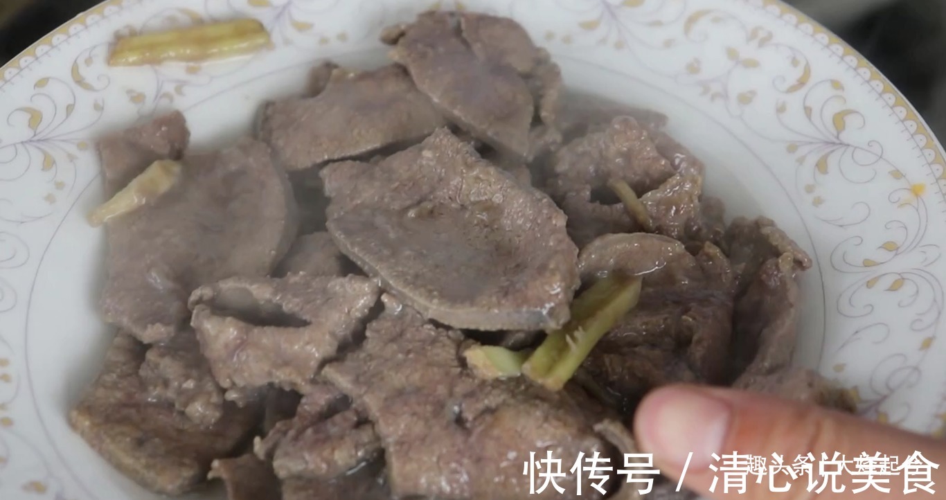 猪肝别直接下锅炒,大厨教你正确做法,鲜嫩不老也不腥
