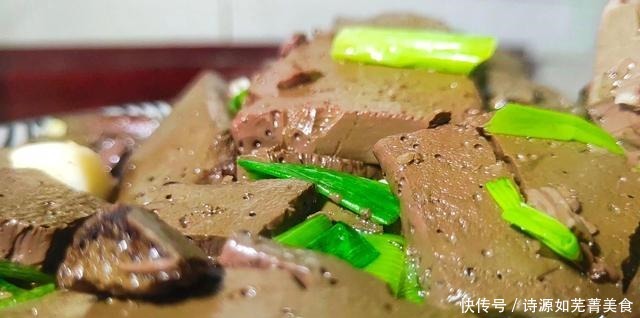 焯水|炒猪血时,牢记别马上下锅,大厨教你一招,猪血嫩滑无腥味