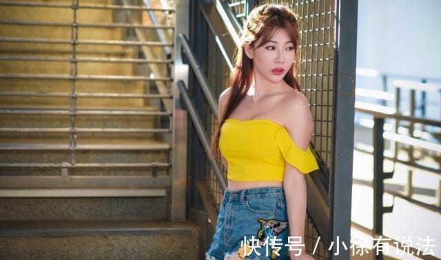 一字肩 黄色一字肩上衣搭配牛仔短裤,清凉的同时带来清新靓丽的视觉感受!
