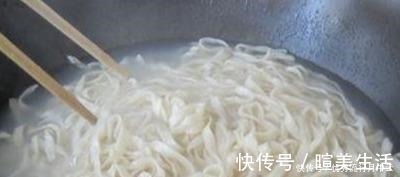 面条|你煮面条都是等到水开才下锅?那你煮面肯定难吃,正确方法在这呢