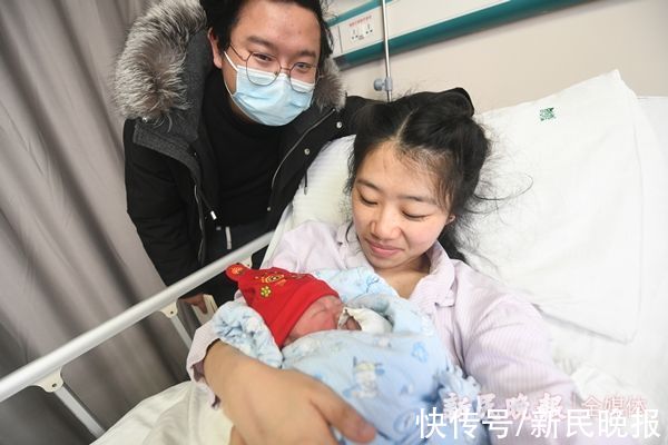 小波|“小脑斧”来啦，敲可爱！这间产房虎虎生威！“虎姐姐”见证7斤6两“虎小弟”出生